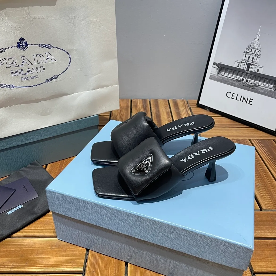 👟👟Ex-factory price 380👟👟 Prada/Prada 2023ss makes its debut🌟High-heeled square-toed slippers, triangular classic LOGO. 💥presents a classic silhouette. No matter what situation you face, the home court belongs only to you! 💪🏻 Fabric: Open edge beads, sheepskin lining, original Italian leather outsole Heel height: 6.5cm Code number: 35-39 (40 custom made, non-refundable)